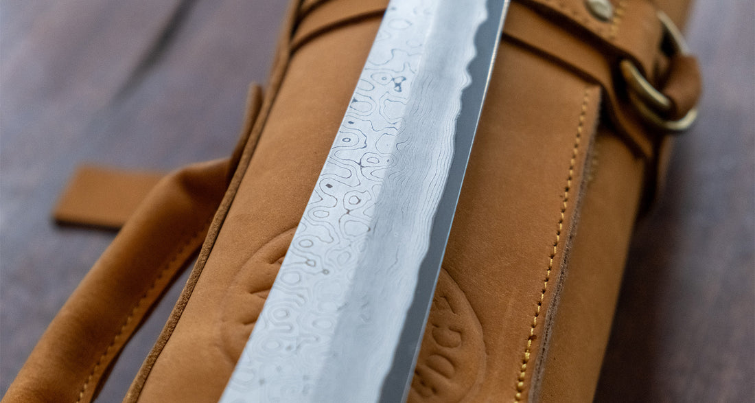 Nigara Kurozome Sakimaru Yanagiba Aogami #2 Damascus 270 mm tradicionalni je japanski nož koji se koristi za pripremu ribe. Duljina noža omogućuje korisniku rezanje ribljeg filea jednim potezom, što zajedno s jednostrano brušenom oštricom doprinosi briljantno glatkim kriškama sašimija.