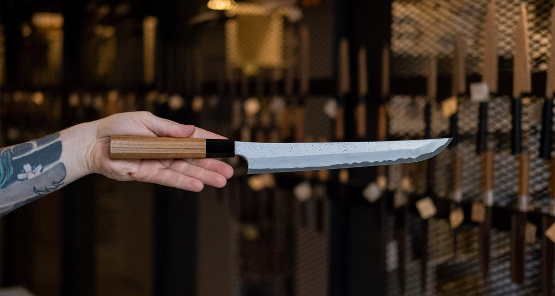 Nigara Kurozome Sakimaru Yanagiba Aogami #2 Damascus 270 mm tradicionalni je japanski nož koji se koristi za pripremu ribe. Duljina noža omogućuje korisniku rezanje ribljeg filea jednim potezom, što zajedno s jednostrano brušenom oštricom doprinosi briljantno glatkim kriškama sašimija.