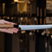 Nigara Kurozome Sakimaru Yanagiba Aogami #2 Damascus 270 mm tradicionalni je japanski nož koji se koristi za pripremu ribe. Duljina noža omogućuje korisniku rezanje ribljeg filea jednim potezom, što zajedno s jednostrano brušenom oštricom doprinosi briljantno glatkim kriškama sašimija.