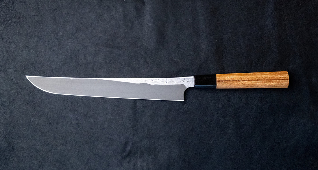 Nigara Kurozome Sakimaru Yanagiba Aogami #2 Damascus 270 mm tradicionalni je japanski nož koji se koristi za pripremu ribe. Duljina noža omogućuje korisniku rezanje ribljeg filea jednim potezom, što zajedno s jednostrano brušenom oštricom doprinosi briljantno glatkim kriškama sašimija.