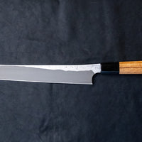 Nigara Kurozome Sakimaru Yanagiba Aogami #2 Damascus 270 mm tradicionalni je japanski nož koji se koristi za pripremu ribe. Duljina noža omogućuje korisniku rezanje ribljeg filea jednim potezom, što zajedno s jednostrano brušenom oštricom doprinosi briljantno glatkim kriškama sašimija.
