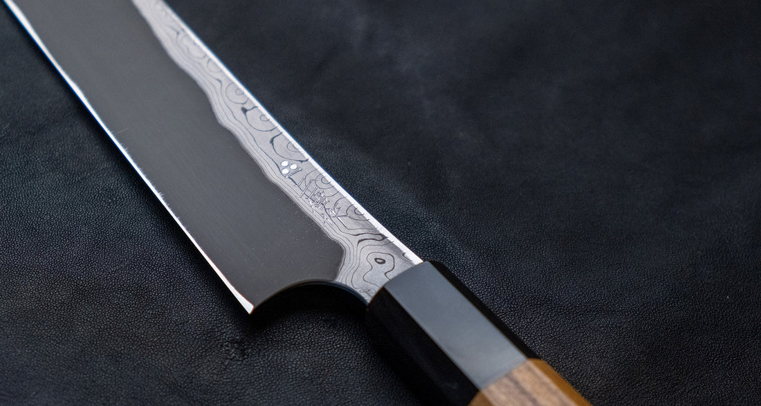 Nigara Kurozome Sakimaru Yanagiba Aogami #2 Damascus 270 mm tradicionalni je japanski nož koji se koristi za pripremu ribe. Duljina noža omogućuje korisniku rezanje ribljeg filea jednim potezom, što zajedno s jednostrano brušenom oštricom doprinosi briljantno glatkim kriškama sašimija.