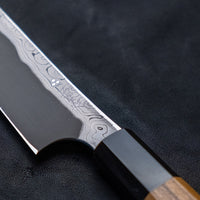 Nigara Kurozome Sakimaru Yanagiba Aogami #2 Damascus 270 mm tradicionalni je japanski nož koji se koristi za pripremu ribe. Duljina noža omogućuje korisniku rezanje ribljeg filea jednim potezom, što zajedno s jednostrano brušenom oštricom doprinosi briljantno glatkim kriškama sašimija.