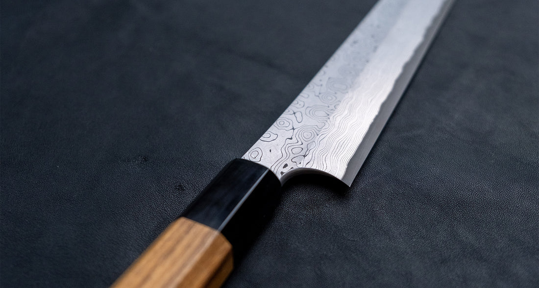 Nigara Kurozome Sakimaru Yanagiba Aogami #2 Damascus 270 mm tradicionalni je japanski nož koji se koristi za pripremu ribe. Duljina noža omogućuje korisniku rezanje ribljeg filea jednim potezom, što zajedno s jednostrano brušenom oštricom doprinosi briljantno glatkim kriškama sašimija.