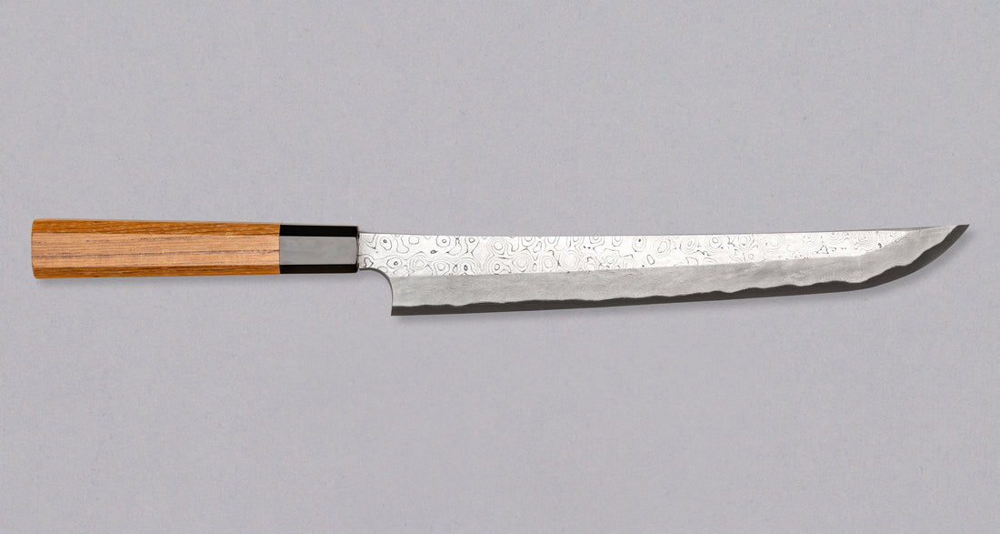 Nigara Kurozome Sakimaru Yanagiba Aogami #2 Damascus 270 mm tradicionalni je japanski nož koji se koristi za pripremu ribe. Duljina noža omogućuje korisniku rezanje ribljeg filea jednim potezom, što zajedno s jednostrano brušenom oštricom doprinosi briljantno glatkim kriškama sašimija.