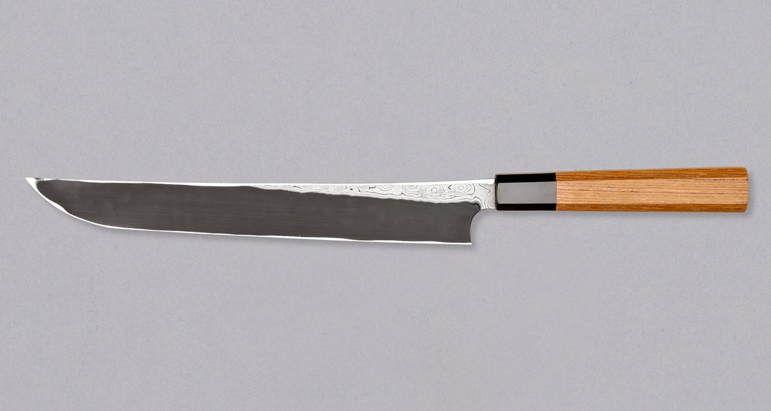 Nigara Kurozome Sakimaru Yanagiba Aogami #2 Damascus 270 mm tradicionalni je japanski nož koji se koristi za pripremu ribe. Duljina noža omogućuje korisniku rezanje ribljeg filea jednim potezom, što zajedno s jednostrano brušenom oštricom doprinosi briljantno glatkim kriškama sašimija.