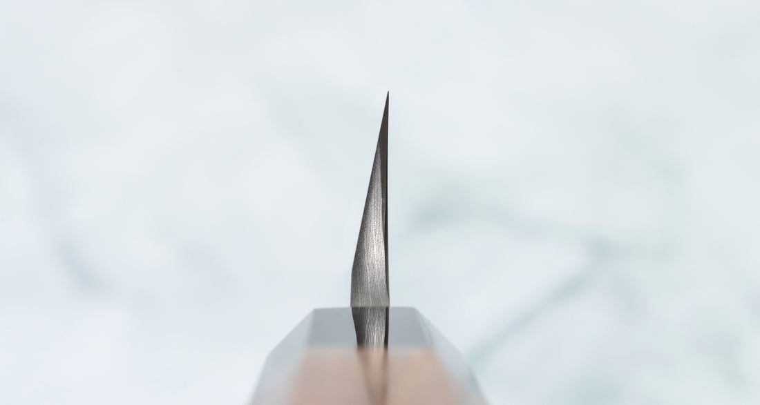 Nigara Kurozome Sakimaru Yanagiba Aogami #2 Damascus 270 mm tradicionalni je japanski nož koji se koristi za pripremu ribe. Duljina noža omogućuje korisniku rezanje ribljeg filea jednim potezom, što zajedno s jednostrano brušenom oštricom doprinosi briljantno glatkim kriškama sašimija.