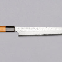 Nigara Kurozome Kiritsuke Yanagiba Aogami #2 Damascus 270 mm tradicionalni je japanski nož koji se koristi za pripremu ribe, posebno za sašimi i nigiri suši. Duljina noža omogućuje korisniku rezanje ribljeg filea jednim potezom, što zajedno s jednostrano brušenom oštricom doprinosi briljantno glatkim kriškama sašimija.