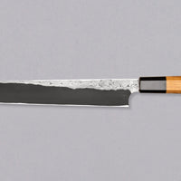 Nigara Kurozome Kiritsuke Yanagiba Aogami #2 Damascus 270 mm tradicionalni je japanski nož koji se koristi za pripremu ribe, posebno za sašimi i nigiri suši. Duljina noža omogućuje korisniku rezanje ribljeg filea jednim potezom, što zajedno s jednostrano brušenom oštricom doprinosi briljantno glatkim kriškama sašimija.