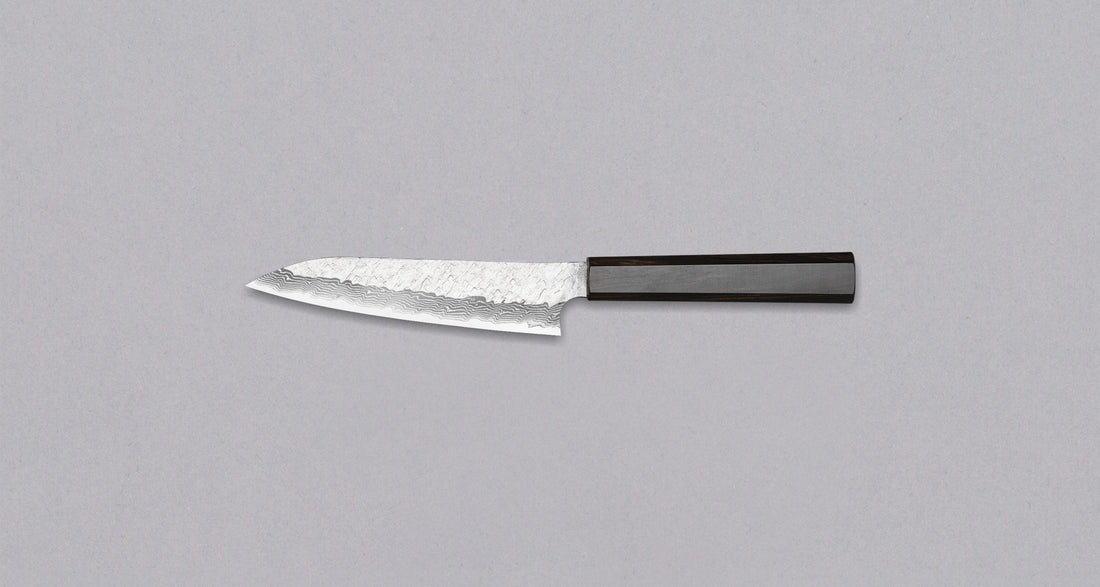 Nigara Petty VG-10 Damascus Tsuchime višenamjenski je japanski kuhinjski nož. Može se koristiti za također rezanje u ruci i obavljanje manjih zadataka kao što su guljenje i otkoštavanje, za koje su veći noževi previše nespretni. Jezgra od nehrđajućeg čelika VG-10 garancija je za dugotrajnu oštrinu i minimalno održavanje.