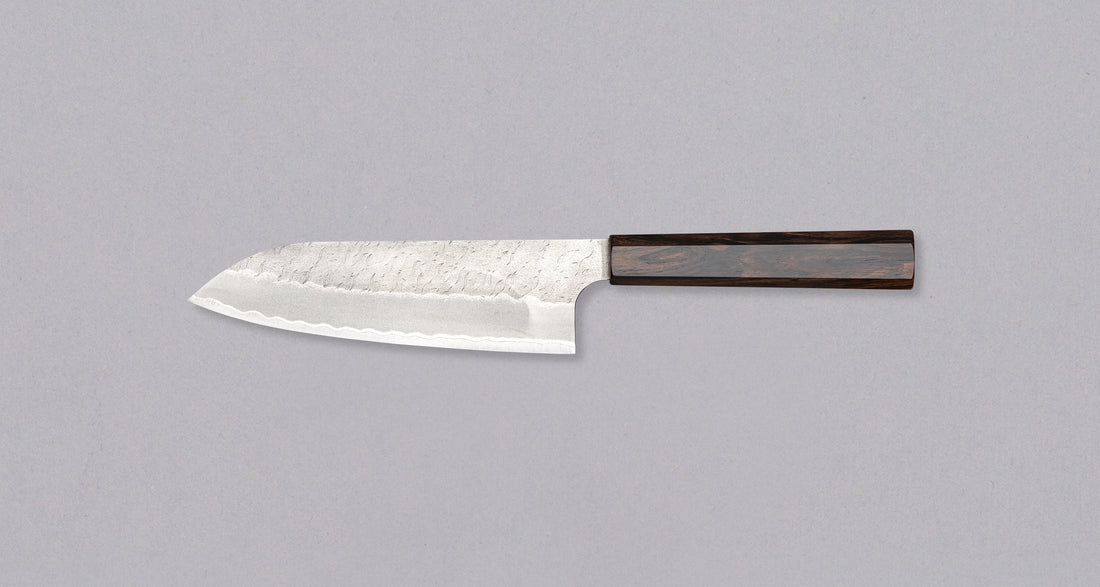 Nigara Santoku AS Migaki Tsuchime višenamjenski je japanski kuhinjski nož prikladan za pripremu mesa, ribe i povrća. Zahvaljujući jezgri od Aogami Super čelika (63 HRC), jednostavno se oštri i dugo zadržava oštrinu. Jedinstvena kombinacija završnog izgleda i elegantne wenge drške daju impresivnoj oštrici dašak luksuza.