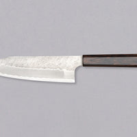 Nigara Santoku AS Migaki Tsuchime višenamjenski je japanski kuhinjski nož prikladan za pripremu mesa, ribe i povrća. Zahvaljujući jezgri od Aogami Super čelika (63 HRC), jednostavno se oštri i dugo zadržava oštrinu. Jedinstvena kombinacija završnog izgleda i elegantne wenge drške daju impresivnoj oštrici dašak luksuza.