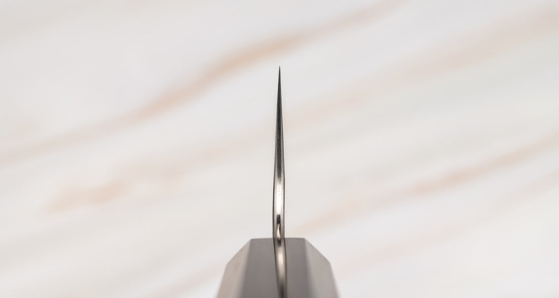 Nigara Santoku AS Migaki Tsuchime višenamjenski je japanski kuhinjski nož prikladan za pripremu mesa, ribe i povrća. Zahvaljujući jezgri od Aogami Super čelika (63 HRC), jednostavno se oštri i dugo zadržava oštrinu. Jedinstvena kombinacija završnog izgleda i elegantne wenge drške daju impresivnoj oštrici dašak luksuza.