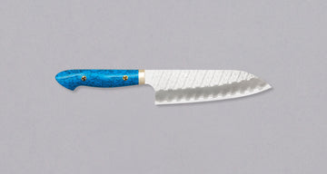Nigara Santoku SG2 Migaki Tsuchime Turquoise 180 mm višenamjenski je japanski kuhinjski nož, pogodan za pripremu mesa, ribe i povrća. Jezgra od SG2 praškastog čelika i hamaguri presjek profila osiguravaju dugotrajnu oštrinu i minimalno održavanje.