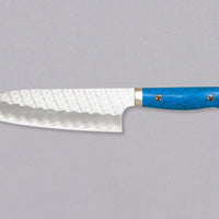 Nigara Santoku SG2 Migaki Tsuchime Turquoise 180 mm višenamjenski je japanski kuhinjski nož, pogodan za pripremu mesa, ribe i povrća. Jezgra od SG2 praškastog čelika i hamaguri presjek profila osiguravaju dugotrajnu oštrinu i minimalno održavanje.