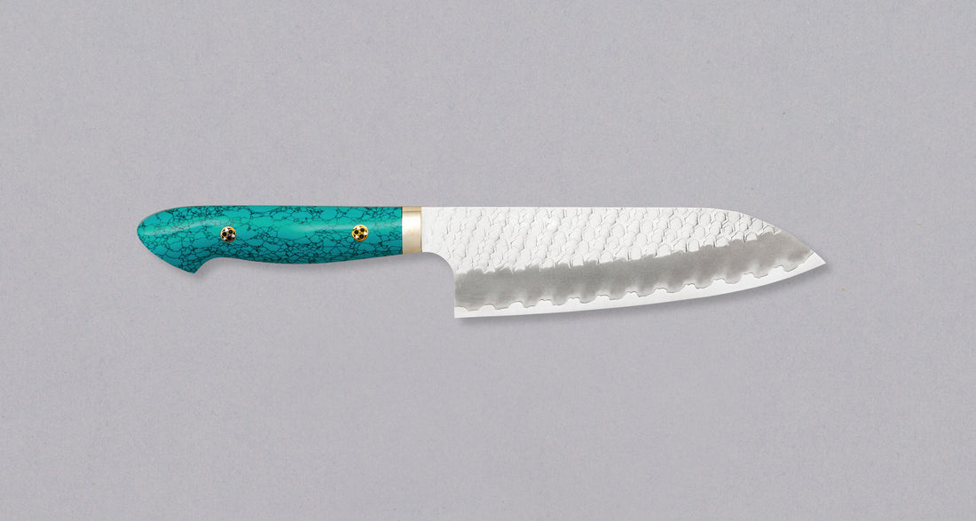 Nigara Santoku SG2 Migaki Tsuchime Turquoise 180 mm višenamjenski je japanski kuhinjski nož, pogodan za pripremu mesa, ribe i povrća. Jezgra od SG2 praškastog čelika osigurava dugotrajnu oštrinu i minimalno održavanje.
