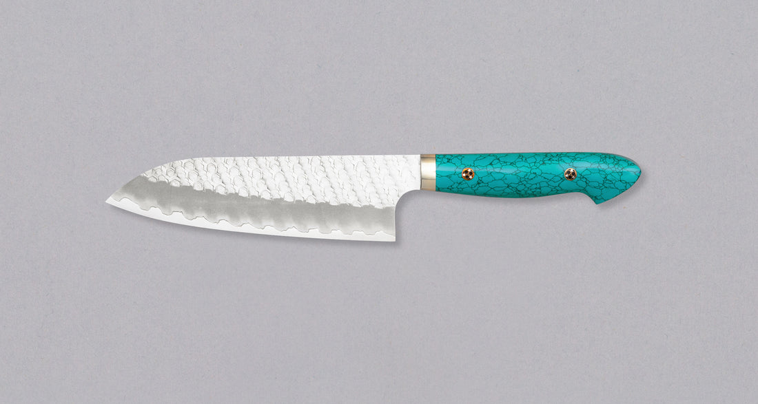 Nigara Santoku SG2 Migaki Tsuchime Turquoise 180 mm višenamjenski je japanski kuhinjski nož, pogodan za pripremu mesa, ribe i povrća. Jezgra od SG2 praškastog čelika osigurava dugotrajnu oštrinu i minimalno održavanje.