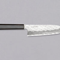 Nigara Santoku VG-10 Damascus Tsuchime 180 mm višenamjenski je japanski kuhinjski nož pogodan za pripremu mesa, ribe i povrća. Jezgra od nehrđajućeg čelika VG-10 garancija je za dugotrajnu oštrinu i minimalno održavanje. Iznimne karakteristike i izgled noža nadopunjuje drška japanskog tipa (Wa), izrađena od luksuzne ebanovine.