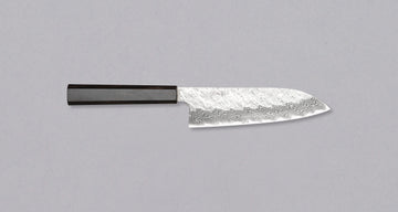 Nigara Santoku VG-10 Damascus Tsuchime 180 mm višenamjenski je japanski kuhinjski nož pogodan za pripremu mesa, ribe i povrća. Jezgra od nehrđajućeg čelika VG-10 garancija je za  dugotrajnu oštrinu i minimalno održavanje. Iznimne karakteristike i izgled noža nadopunjuje drška japanskog tipa (Wa), izrađena od luksuzne ebanovine.