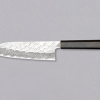 Nigara Santoku VG-10 Damascus Tsuchime 180 mm višenamjenski je japanski kuhinjski nož pogodan za pripremu mesa, ribe i povrća. Jezgra od nehrđajućeg čelika VG-10 garancija je za dugotrajnu oštrinu i minimalno održavanje. Iznimne karakteristike i izgled noža nadopunjuje drška japanskog tipa (Wa), izrađena od luksuzne ebanovine.