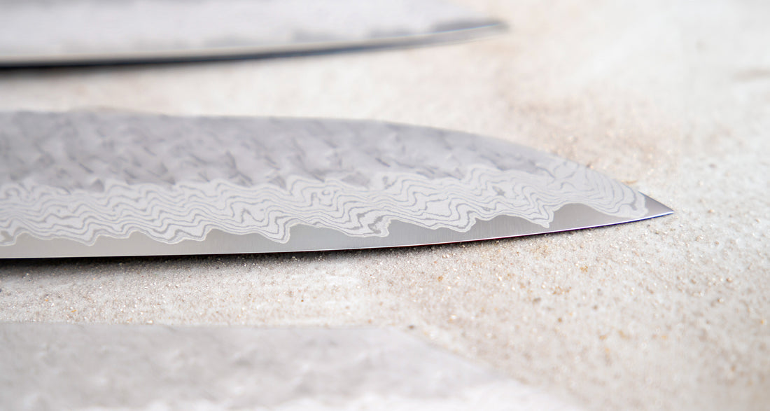 Nigara Santoku VG-10 Damascus Tsuchime 180 mm višenamjenski je japanski kuhinjski nož pogodan za pripremu mesa, ribe i povrća. Jezgra od nehrđajućeg čelika VG-10 garancija je za  dugotrajnu oštrinu i minimalno održavanje. Iznimne karakteristike i izgled noža nadopunjuje drška japanskog tipa (Wa), izrađena od luksuzne ebanovine.