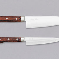 Set sadrži dva noža, santoku i petty, iz Suncraft AUS-10 linije. Noževi AUS-10 linije su oblikovani za kuhare koji traže klasičan zapadnjački nož od kvalitetnog japanskog čelika. Elegantan, u dobroj ravnoteži - to je japanski nož koji će postati vaš najomiljeniji.
