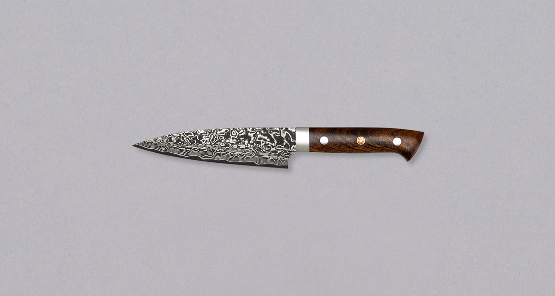 Saji Petty R2 Ironwood 130 mm impresivan je tako u svakom pogledu. Oduševljava nas ne samo svojom vizualnom slikom, već i izvrsnim specifikacijama. Jezgra ovog noža izrađena je od R2/SG2 praškastog čelika tvrdoće 63-64 HRC, a okružena je slojevima nehrđajućeg čelika koji mu daju jedinstven tamni damaščanski uzorak.
