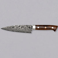 Saji Petty R2 Ironwood 130 mm impresivan je tako u svakom pogledu. Oduševljava nas ne samo svojom vizualnom slikom, već i izvrsnim specifikacijama. Jezgra ovog noža izrađena je od R2/SG2 praškastog čelika tvrdoće 63-64 HRC, a okružena je slojevima nehrđajućeg čelika koji mu daju jedinstven tamni damaščanski uzorak.