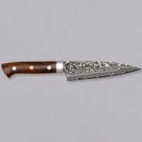 Saji Petty R2 Ironwood 130 mm impresivan je tako u svakom pogledu. Oduševljava nas ne samo svojom vizualnom slikom, već i izvrsnim specifikacijama. Jezgra ovog noža izrađena je od R2/SG2 praškastog čelika tvrdoće 63-64 HRC, a okružena je slojevima nehrđajućeg čelika koji mu daju jedinstven tamni damaščanski uzorak.