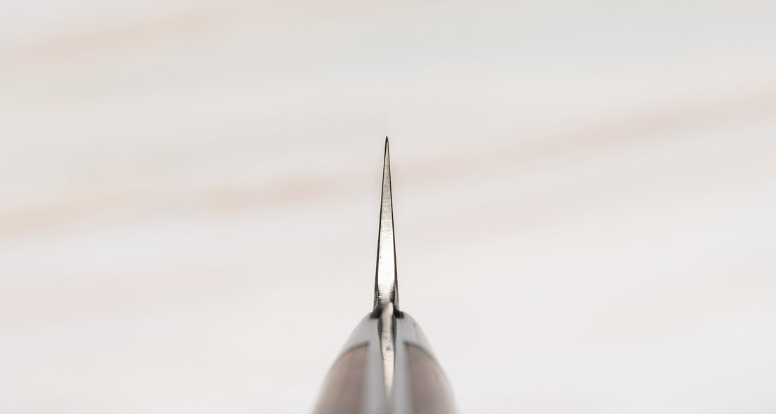 Saji Petty R2 Ironwood 130 mm impresivan je tako u svakom pogledu. Oduševljava nas ne samo svojom vizualnom slikom, već i izvrsnim specifikacijama. Jezgra ovog noža izrađena je od R2/SG2 praškastog čelika tvrdoće 63-64 HRC, a okružena je slojevima nehrđajućeg čelika koji mu daju jedinstven tamni damaščanski uzorak.