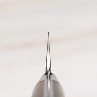Saji Petty R2 Ironwood 130 mm impresivan je tako u svakom pogledu. Oduševljava nas ne samo svojom vizualnom slikom, već i izvrsnim specifikacijama. Jezgra ovog noža izrađena je od R2/SG2 praškastog čelika tvrdoće 63-64 HRC, a okružena je slojevima nehrđajućeg čelika koji mu daju jedinstven tamni damaščanski uzorak.