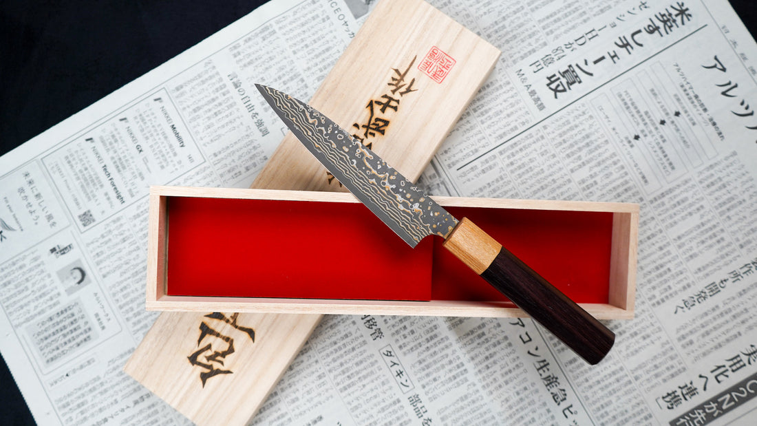 Saji Petty VG-10 Gold RWO 135 mm mali je japanski nož, prikladan za pripremu mesa, ribe i povrća. Međutim, činili bismo mu krivo kad bismo ga nazvali samo kuhinjskim nožem jer on je zaista izniman primjer japanske kovačke vještine – od njegovog izgleda pa sve do specifičnih detalja.