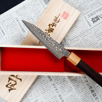 Saji Petty VG-10 Gold RWO 135 mm mali je japanski nož, prikladan za pripremu mesa, ribe i povrća. Međutim, činili bismo mu krivo kad bismo ga nazvali samo kuhinjskim nožem jer on je zaista izniman primjer japanske kovačke vještine – od njegovog izgleda pa sve do specifičnih detalja.