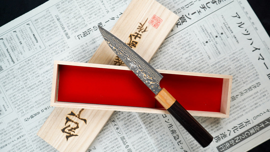 Saji Petty VG-10 Gold RWO 135 mm mali je japanski nož, prikladan za pripremu mesa, ribe i povrća. Međutim, činili bismo mu krivo kad bismo ga nazvali samo kuhinjskim nožem jer on je zaista izniman primjer japanske kovačke vještine – od njegovog izgleda pa sve do specifičnih detalja.
