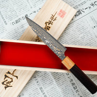 Saji Petty VG-10 Gold RWO 135 mm mali je japanski nož, prikladan za pripremu mesa, ribe i povrća. Međutim, činili bismo mu krivo kad bismo ga nazvali samo kuhinjskim nožem jer on je zaista izniman primjer japanske kovačke vještine – od njegovog izgleda pa sve do specifičnih detalja.