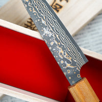 Saji Petty VG-10 Gold RWO 135 mm mali je japanski nož, prikladan za pripremu mesa, ribe i povrća. Međutim, činili bismo mu krivo kad bismo ga nazvali samo kuhinjskim nožem jer on je zaista izniman primjer japanske kovačke vještine – od njegovog izgleda pa sve do specifičnih detalja.
