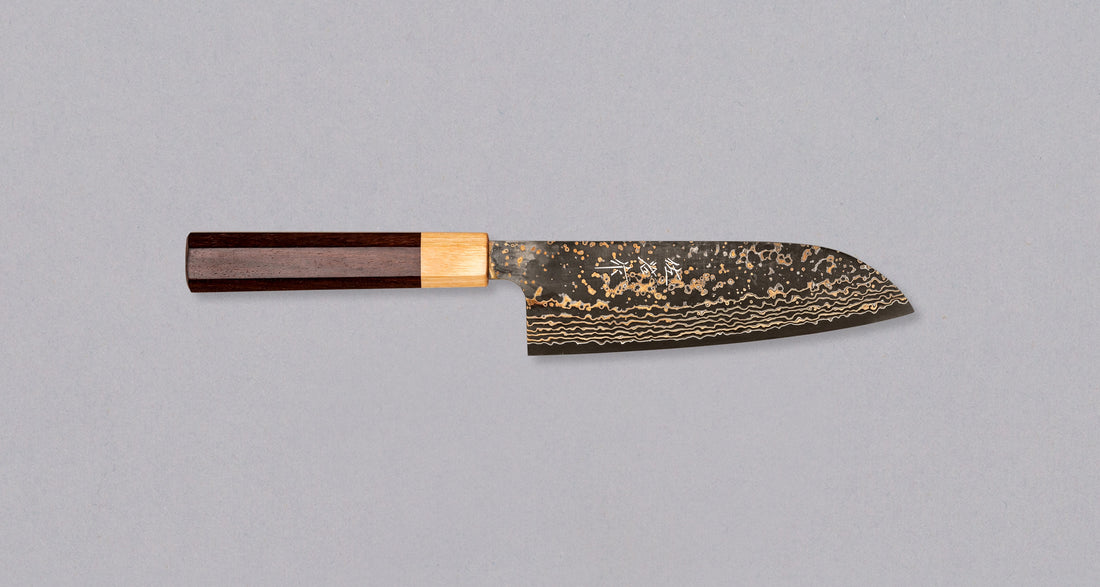 Saji Santoku VG-10 Gold RWO 165 mm je svestrani japanski kuhinjski nož, prikladan za pripremu mesa, ribe i povrća. Međutim, činili bismo mu krivo kad bismo ga nazvali samo kuhinjskim nožem jer on je zaista izniman primjer japanske kovačke vještine – od njegovog izgleda pa sve do specifičnih detalja.