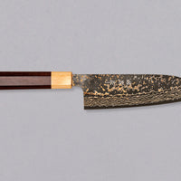Saji Santoku VG-10 Gold RWO 165 mm je svestrani japanski kuhinjski nož, prikladan za pripremu mesa, ribe i povrća. Međutim, činili bismo mu krivo kad bismo ga nazvali samo kuhinjskim nožem jer on je zaista izniman primjer japanske kovačke vještine – od njegovog izgleda pa sve do specifičnih detalja.