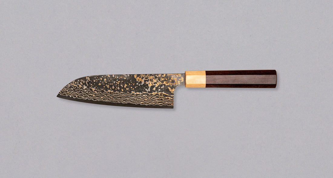 Saji Santoku VG-10 Gold RWO 165 mm je svestrani japanski kuhinjski nož, prikladan za pripremu mesa, ribe i povrća. Međutim, činili bismo mu krivo kad bismo ga nazvali samo kuhinjskim nožem jer on je zaista izniman primjer japanske kovačke vještine – od njegovog izgleda pa sve do specifičnih detalja.