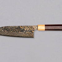 Saji Santoku VG-10 Gold RWO 165 mm je svestrani japanski kuhinjski nož, prikladan za pripremu mesa, ribe i povrća. Međutim, činili bismo mu krivo kad bismo ga nazvali samo kuhinjskim nožem jer on je zaista izniman primjer japanske kovačke vještine – od njegovog izgleda pa sve do specifičnih detalja.