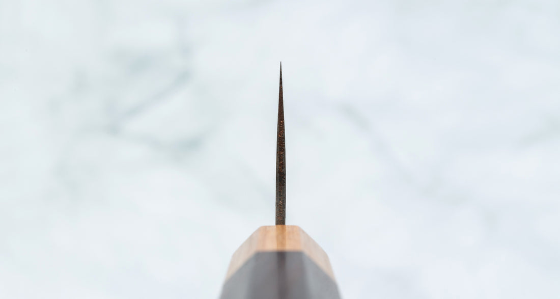 Saji Santoku VG-10 Gold RWO 165 mm je svestrani japanski kuhinjski nož, prikladan za pripremu mesa, ribe i povrća. Međutim, činili bismo mu krivo kad bismo ga nazvali samo kuhinjskim nožem jer on je zaista izniman primjer japanske kovačke vještine – od njegovog izgleda pa sve do specifičnih detalja.