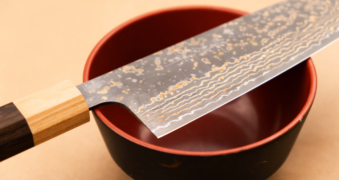 Saji Santoku VG-10 Gold RWO 165 mm je svestrani japanski kuhinjski nož, prikladan za pripremu mesa, ribe i povrća. Međutim, činili bismo mu krivo kad bismo ga nazvali samo kuhinjskim nožem jer on je zaista izniman primjer japanske kovačke vještine – od njegovog izgleda pa sve do specifičnih detalja.