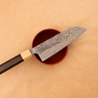Saji Santoku VG-10 Gold RWO 165 mm je svestrani japanski kuhinjski nož, prikladan za pripremu mesa, ribe i povrća. Međutim, činili bismo mu krivo kad bismo ga nazvali samo kuhinjskim nožem jer on je zaista izniman primjer japanske kovačke vještine – od njegovog izgleda pa sve do specifičnih detalja.