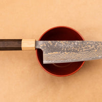 Saji Santoku VG-10 Gold RWO 165 mm je svestrani japanski kuhinjski nož, prikladan za pripremu mesa, ribe i povrća. Međutim, činili bismo mu krivo kad bismo ga nazvali samo kuhinjskim nožem jer on je zaista izniman primjer japanske kovačke vještine – od njegovog izgleda pa sve do specifičnih detalja.