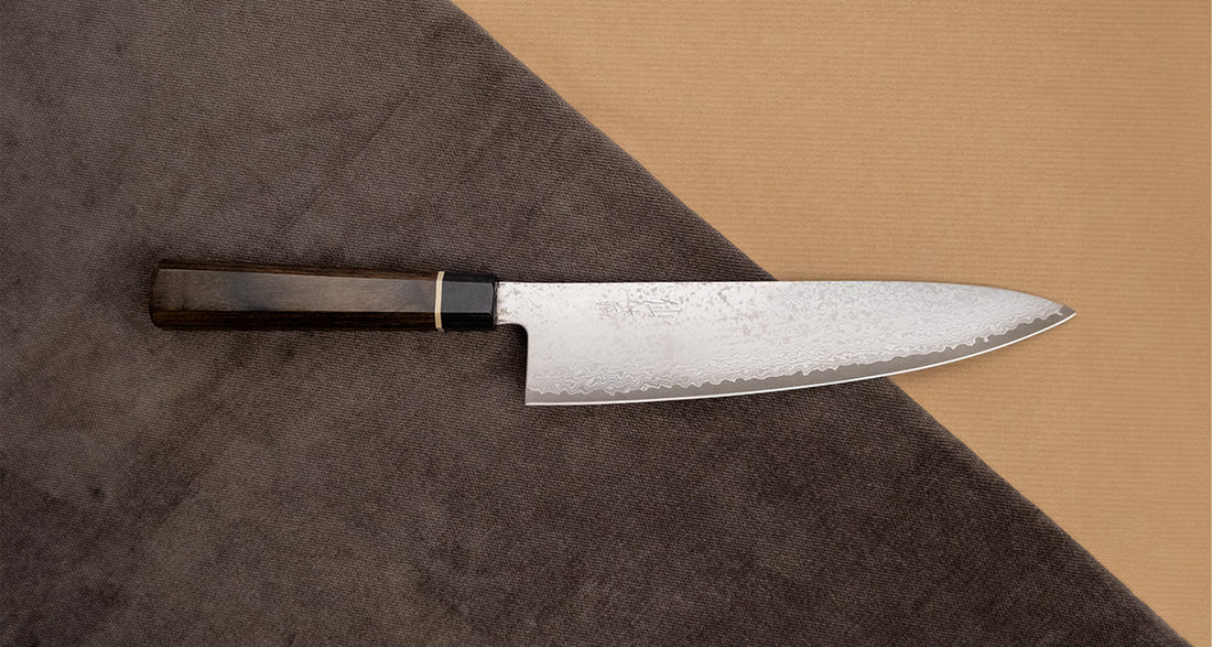 Nova Black Damacsus linija s 33 slojnim damast uzorkom zbog kojeg je svaki nož unikatno djelo. Izvanredno tanak profil oštrice (1,8 mm) te tvrd japanski čelik su garancija za glatku i dugotrajnu oštrinu.