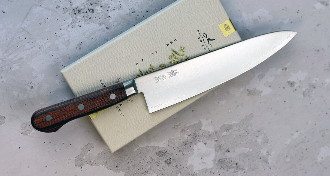 Gyuto AUS-10 linije je svestran kuhinjski nož, koristi se za rezanje povrća, ribe i mesa. Noževi AUS-10 linije su oblikovani za kuhare koji traže klasičan zapadnjački nož  od kvalitetnog japanskog čelika. Elegantan, u dobroj ravnoteži - to je japanski nož koji će postati vaš najomiljeniji.