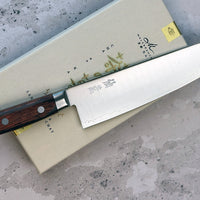 Gyuto AUS-10 linije je svestran kuhinjski nož, koristi se za rezanje povrća, ribe i mesa. Noževi AUS-10 linije su oblikovani za kuhare koji traže klasičan zapadnjački nož od kvalitetnog japanskog čelika. Elegantan, u dobroj ravnoteži - to je japanski nož koji će postati vaš najomiljeniji.