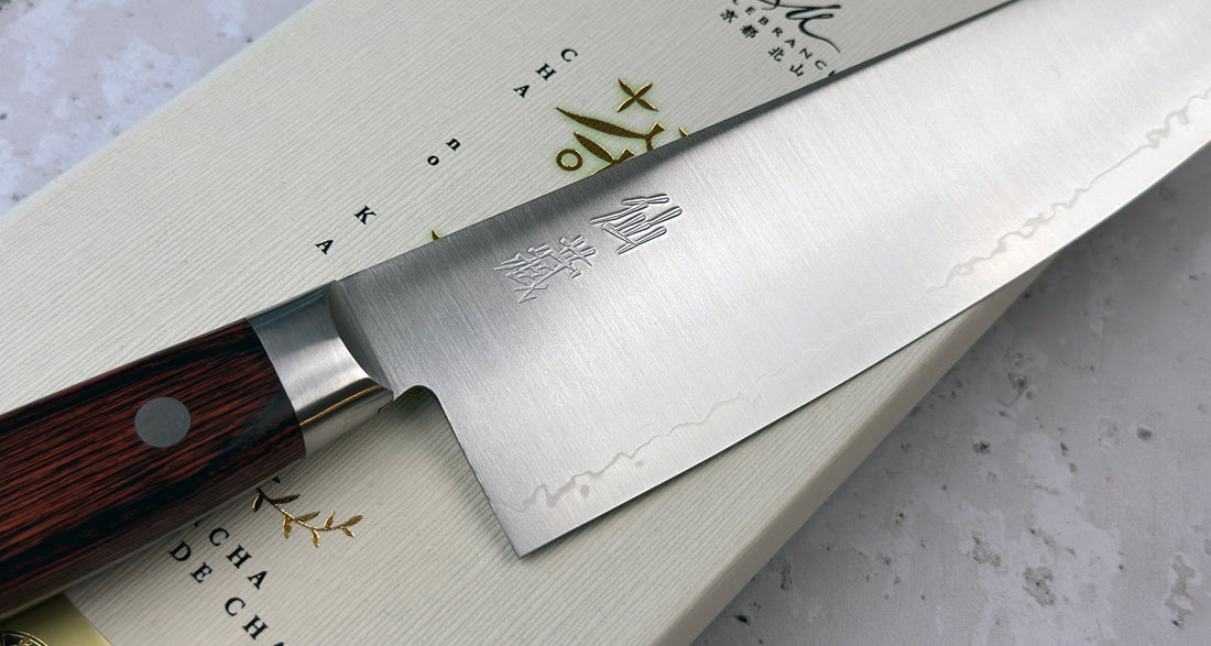 Gyuto AUS-10 linije je svestran kuhinjski nož, koristi se za rezanje povrća, ribe i mesa. Noževi AUS-10 linije su oblikovani za kuhare koji traže klasičan zapadnjački nož  od kvalitetnog japanskog čelika. Elegantan, u dobroj ravnoteži - to je japanski nož koji će postati vaš najomiljeniji.