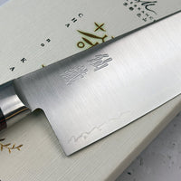Gyuto AUS-10 linije je svestran kuhinjski nož, koristi se za rezanje povrća, ribe i mesa. Noževi AUS-10 linije su oblikovani za kuhare koji traže klasičan zapadnjački nož od kvalitetnog japanskog čelika. Elegantan, u dobroj ravnoteži - to je japanski nož koji će postati vaš najomiljeniji.