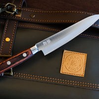 Set sadrži dva noža, santoku i petty, iz Suncraft AUS-10 linije. Noževi AUS-10 linije su oblikovani za kuhare koji traže klasičan zapadnjački nož od kvalitetnog japanskog čelika. Elegantan, u dobroj ravnoteži - to je japanski nož koji će postati vaš najomiljeniji.